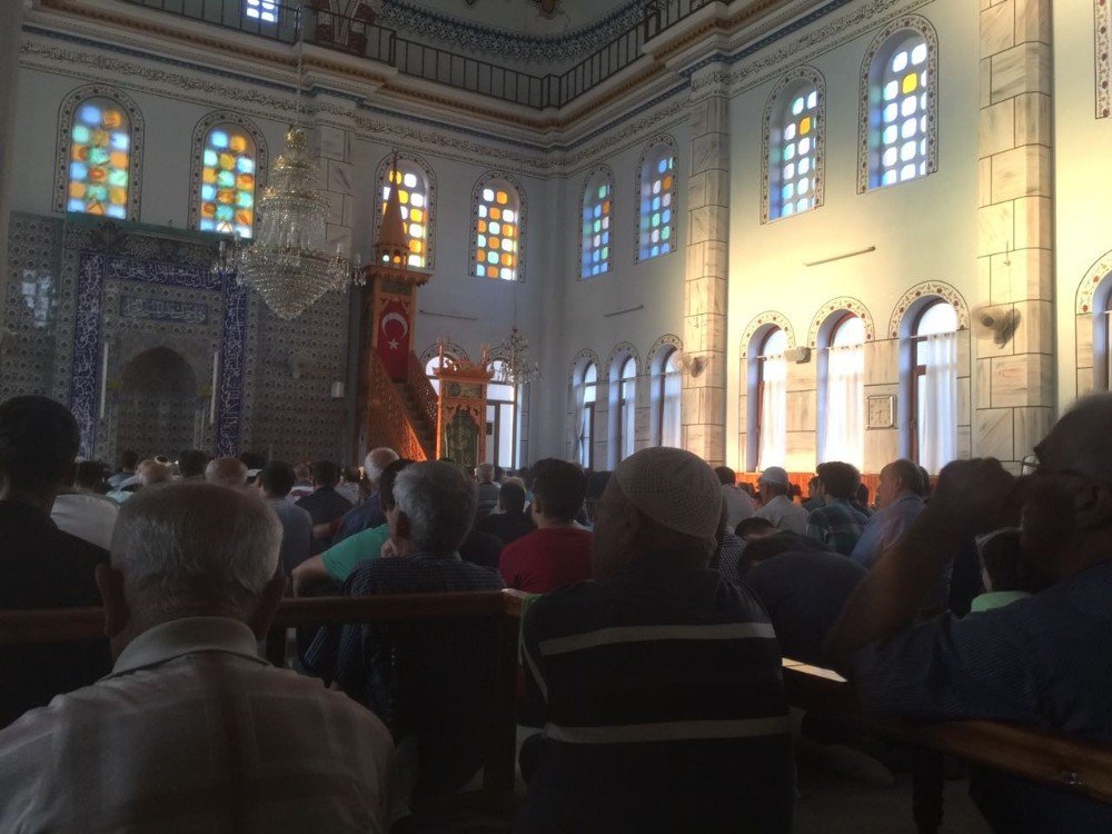 Nazilli’de Bayram Namazında Camiler Doldu Taştı