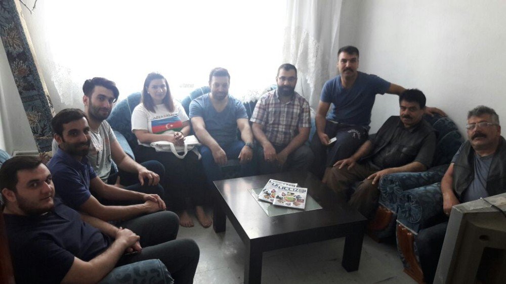 Azerbaycanlılar Derneği Üyeleri Türkmen Ailelerle Hem Bayramlaştı Hem De Yardımlaştı