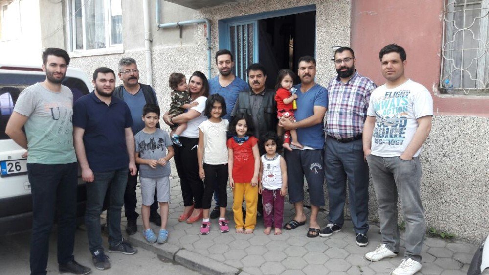 Azerbaycanlılar Derneği Üyeleri Türkmen Ailelerle Hem Bayramlaştı Hem De Yardımlaştı