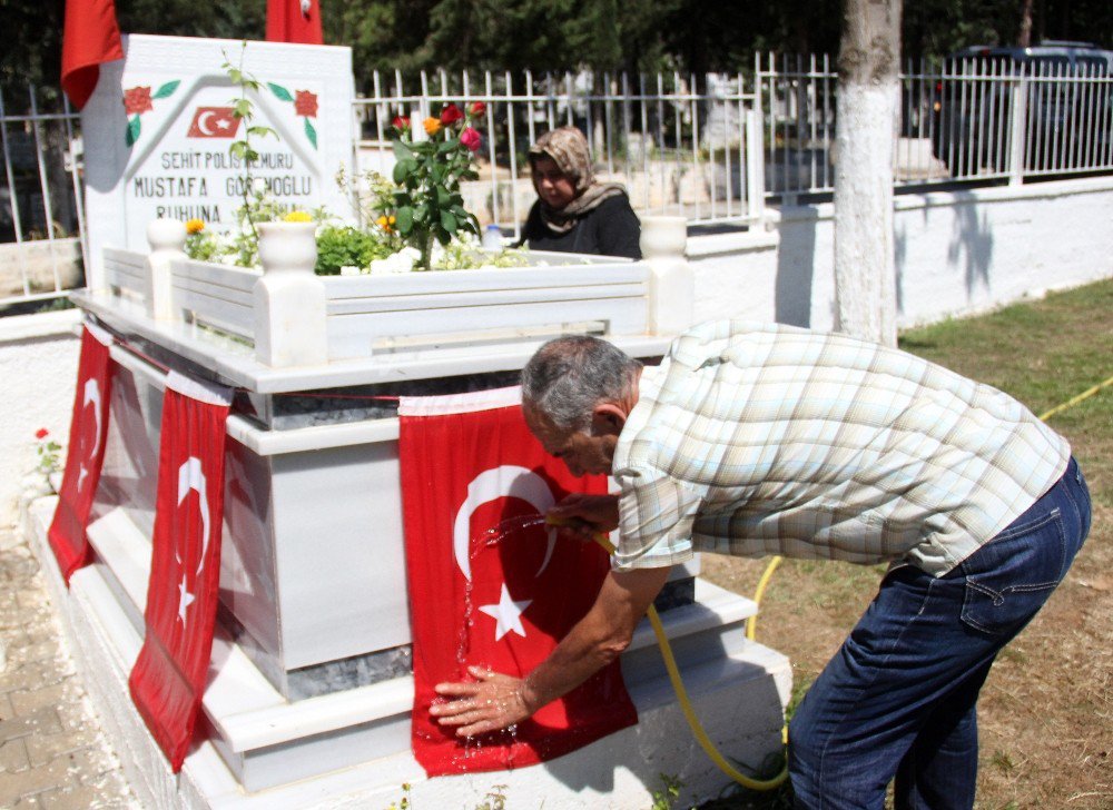 Şehit Babası, "Onsuz İlk Bayramımız" Diyerek Mezarına Kapanıp Ağladı