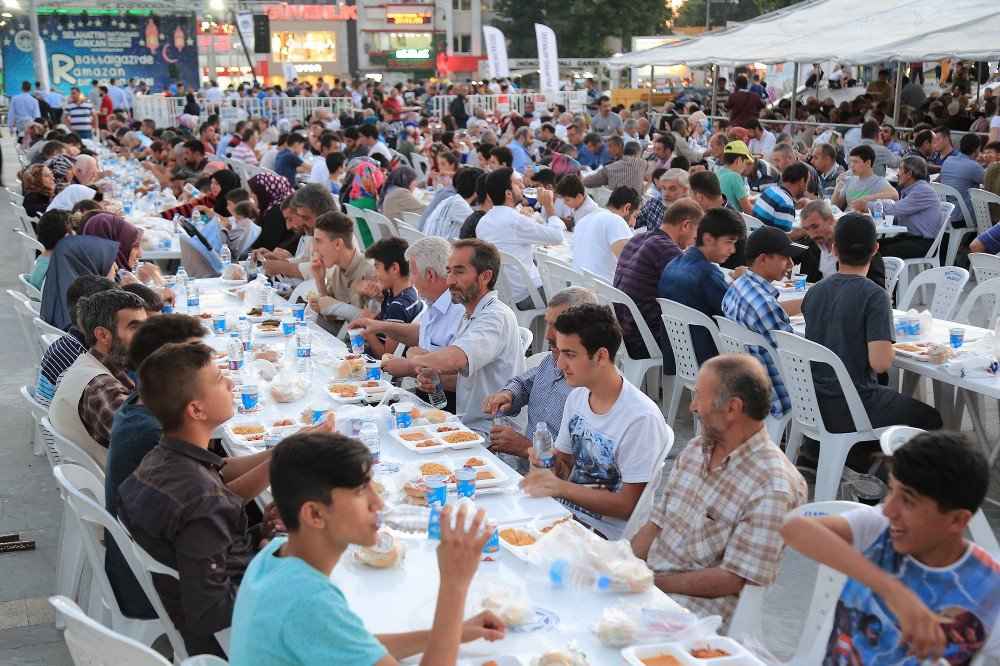 Ramazan Ayı Boyunca Yaklaşık 100 Bin Kişiye İftar Verildi