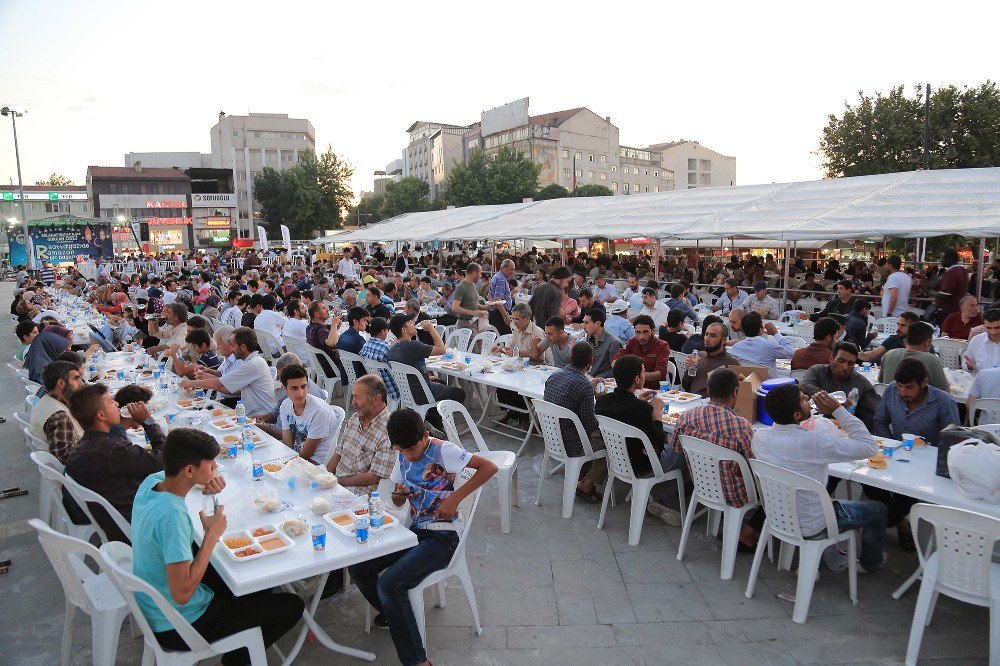 Ramazan Ayı Boyunca Yaklaşık 100 Bin Kişiye İftar Verildi