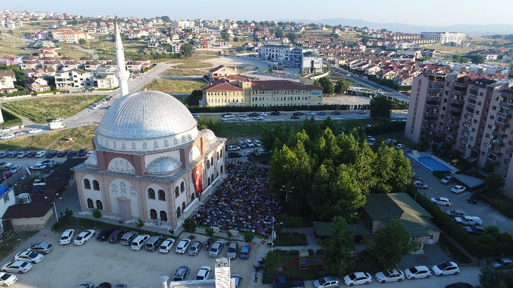 Bayram Namazında Camiler Doldu Vatandaş Sokağa Taştı