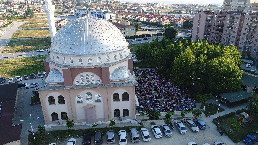 Bayram Namazında Camiler Doldu Vatandaş Sokağa Taştı