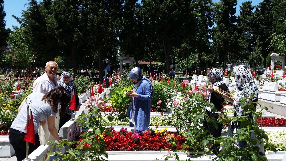 Edirnekapı Şehitliğine Ziyaretçi Akını