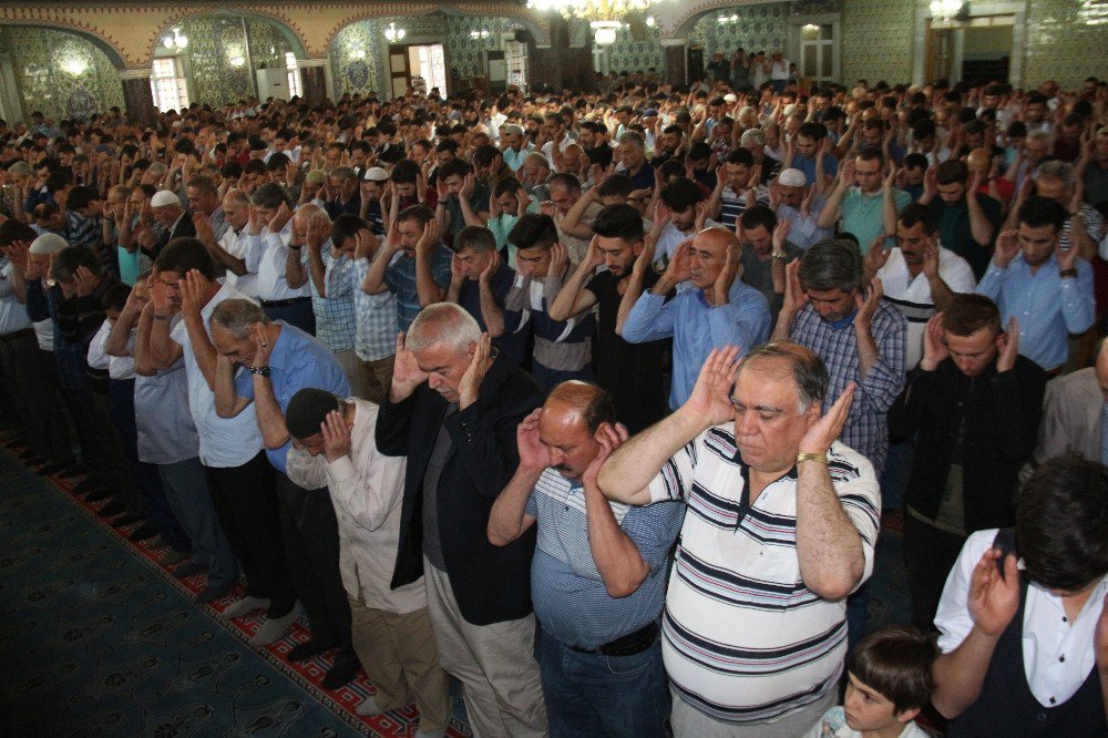 Elazığ’da Bayram Namazında Camiler Doldu Taştı