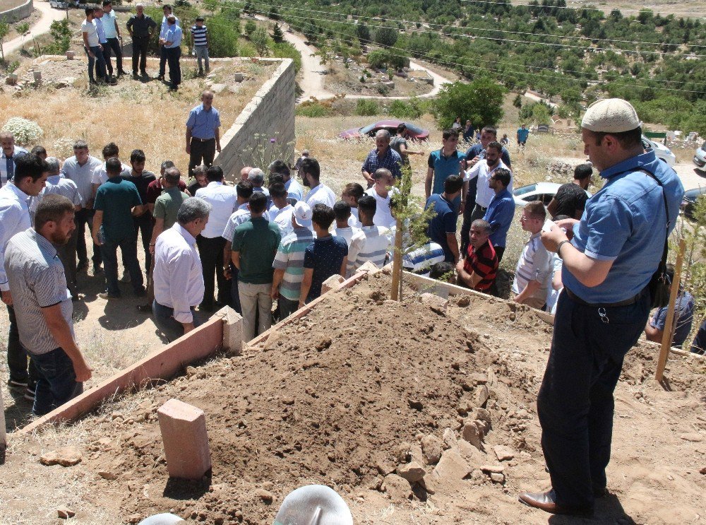 Mezarlık Ziyaretinde Arının Soktuğu Kadın Öldü