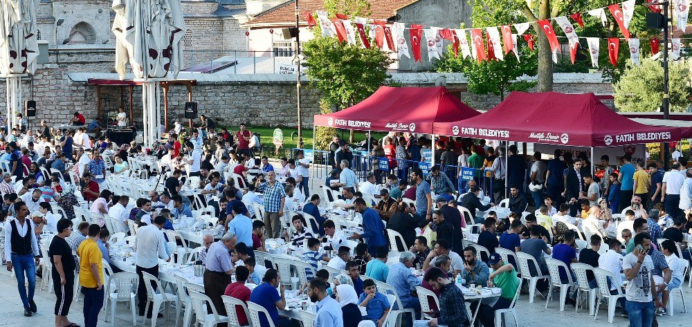 Fatih Camii’nde Bayram Namazı Sonrası Kahvaltı İkramı