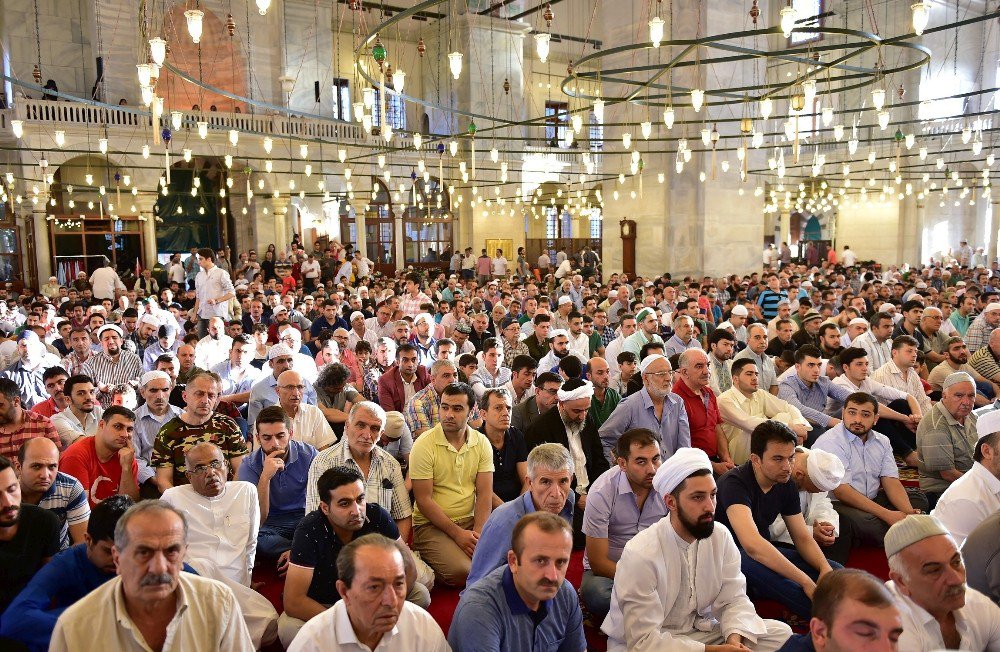 Fatih Camii’nde Bayram Namazı Sonrası Kahvaltı İkramı