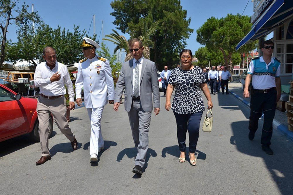 Foça’da Bayram Sevinci