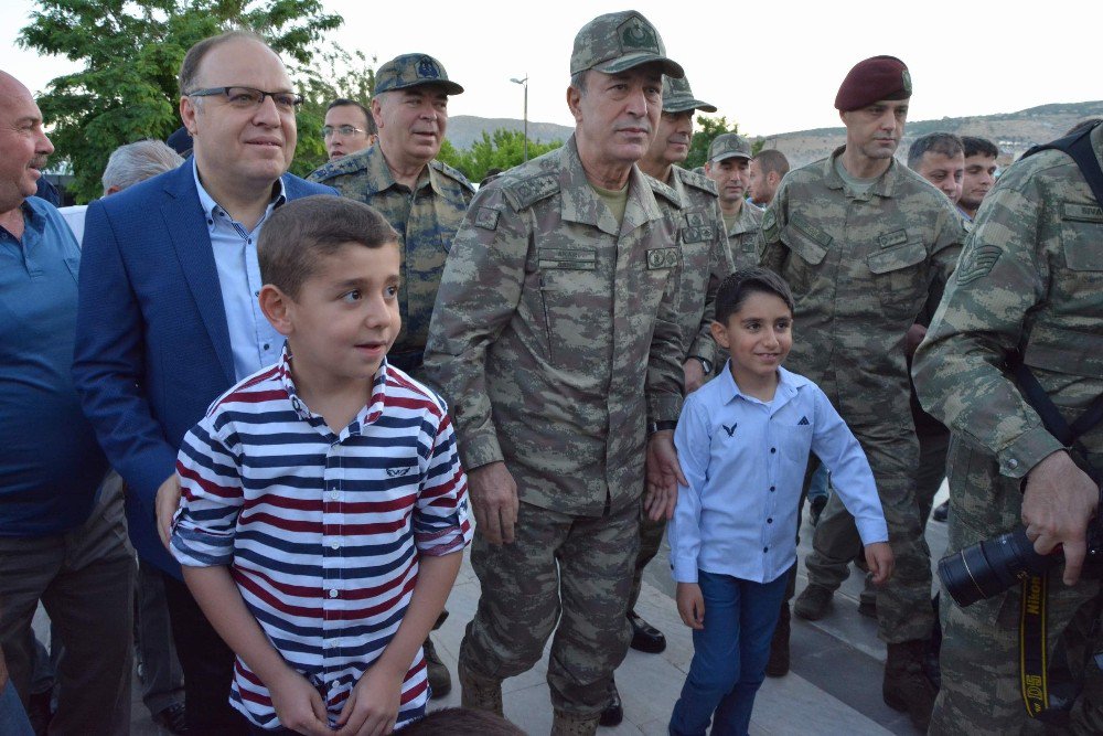 Genelkurmay Başkanı Orgeneral Akar, Bayram Namazını Tillo’da Kıldı