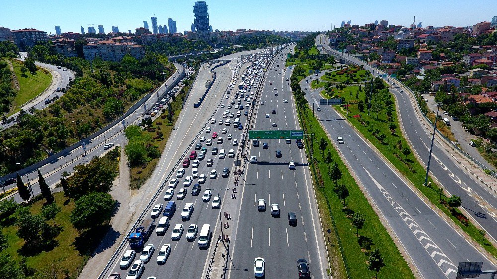 Fatih Sultan Mehmet Köprüsü’ndeki Trafik Yoğunluğu Havadan Görüntülendi