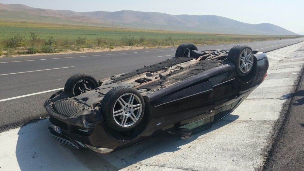 Takla Atan Otomobildeki Üç Yaşındaki Çocuk Öldü, 4 Kişi Yaralandı