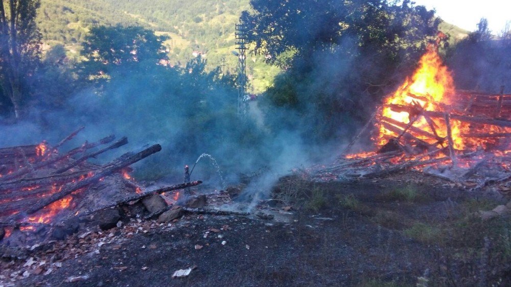 Kastamonu’da Üç Aile Bayram Günü Evsiz Kaldı