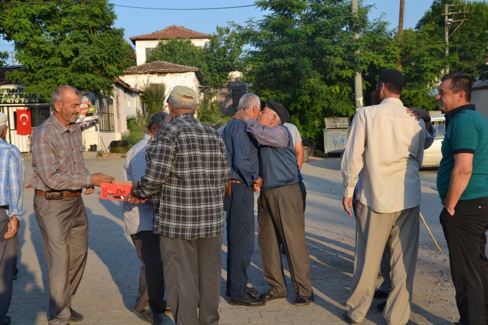 Depremzedeler Bayramı Çadır Camide Karşıladı