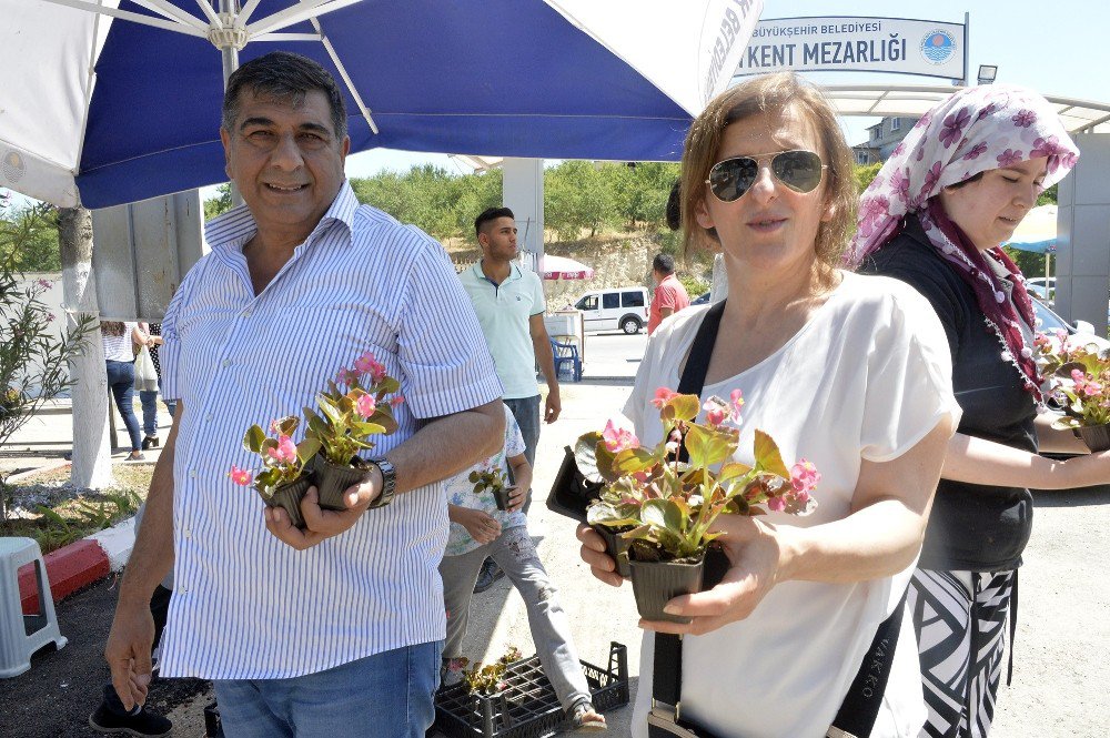 Mezarlık Ziyaretine Gelenlerin Kucakları Çiçeklerle Doldu