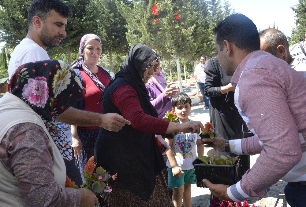 Mezarlık Ziyaretine Gelenlerin Kucakları Çiçeklerle Doldu