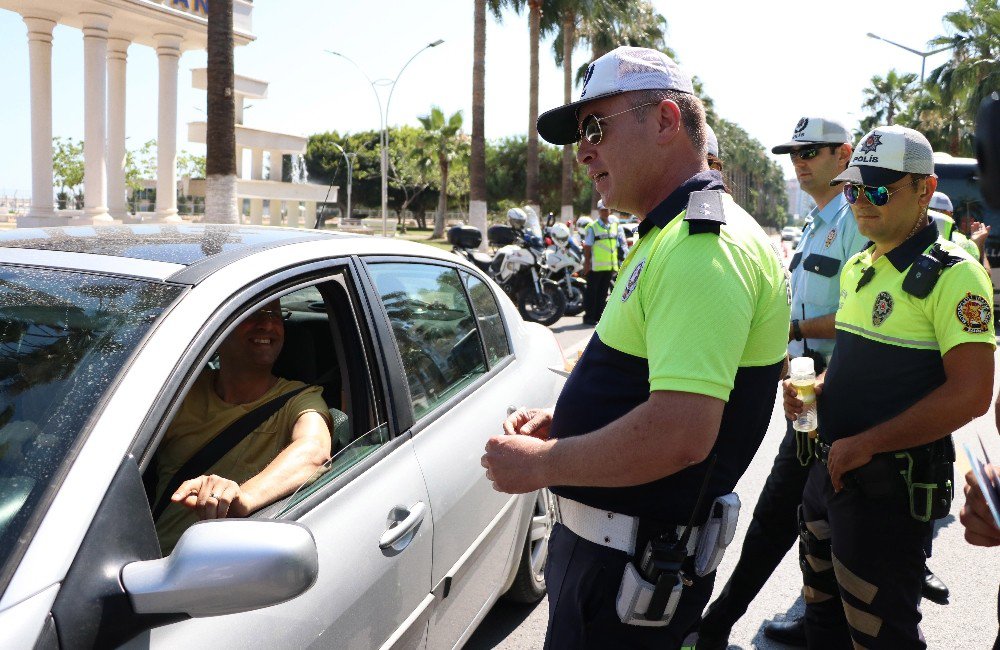 Trafik Polisleri Bu Sefer Şeker Ve Lokum Dağıttı