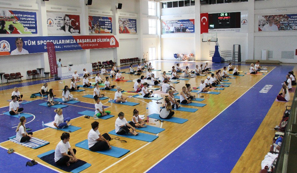 Muratpaşa’da Dünya Yoga Günü Kutlandı