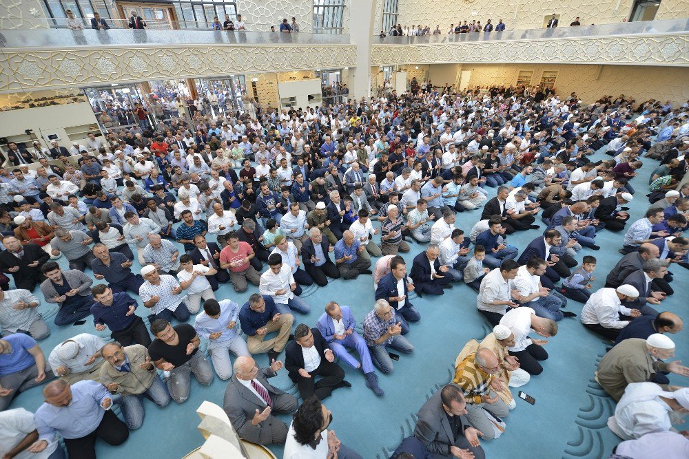 Almanya, Köln Ditib Merkez Camii’nde İlk Bayram Namazı Eda Edildi