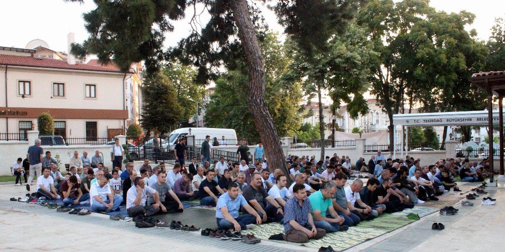 Bayram Namazında Camiler Doldu