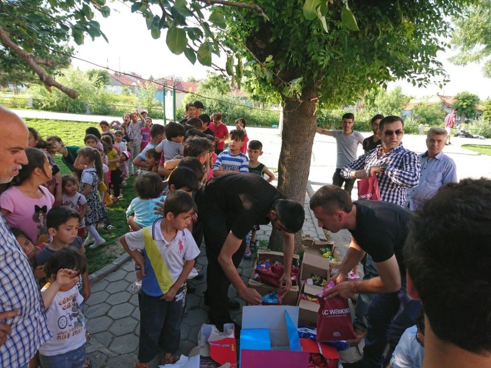 Türkmen Çocukların Bayramlıklarını Ülkücü Ağabeyleri Aldı