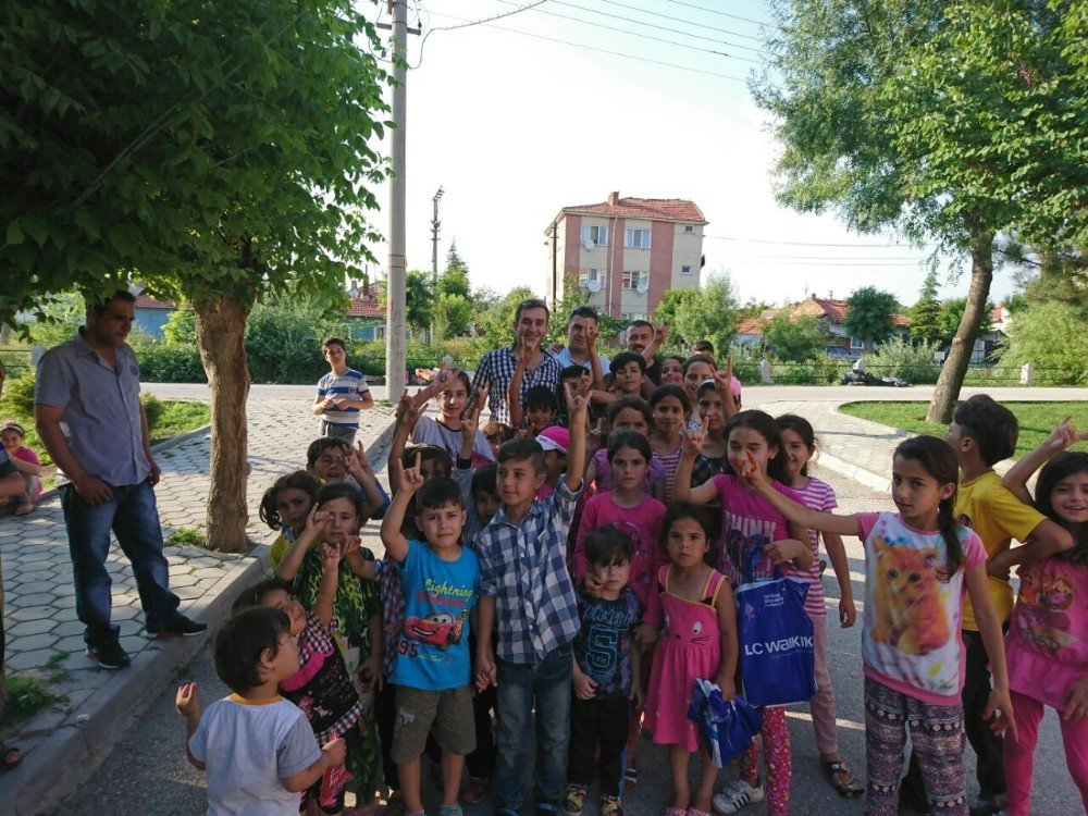 Türkmen Çocukların Bayramlıklarını Ülkücü Ağabeyleri Aldı