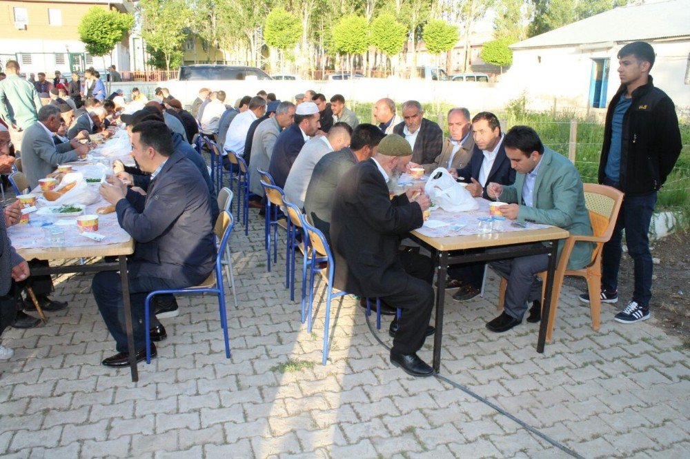 Çaldıran Belediyesinden Bayram Namazı Sonrası Vatandaşlara ‘Gırar Sıbe’ İkramı