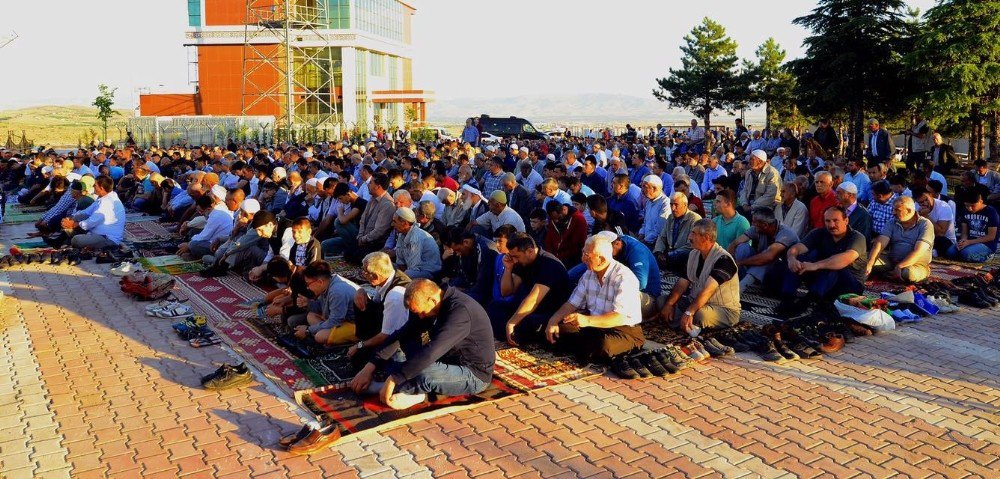 Bakan Tüfenkci Bayram Namazını Malatya’da Kıldı
