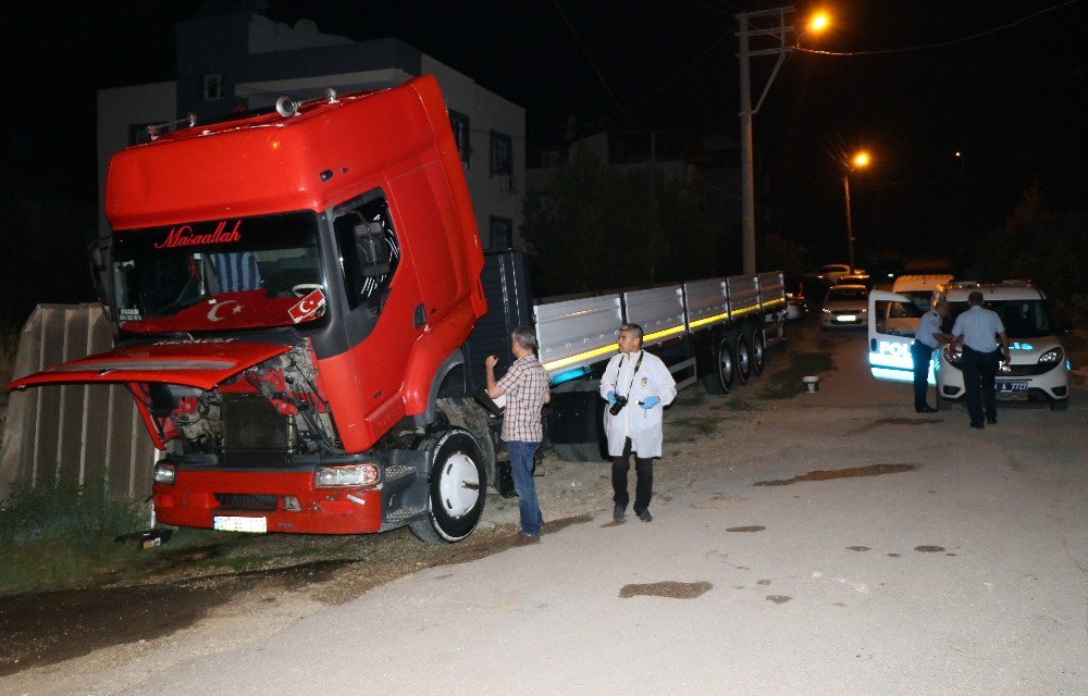 Adana’da Park Halindeki Tır Kundaklandı