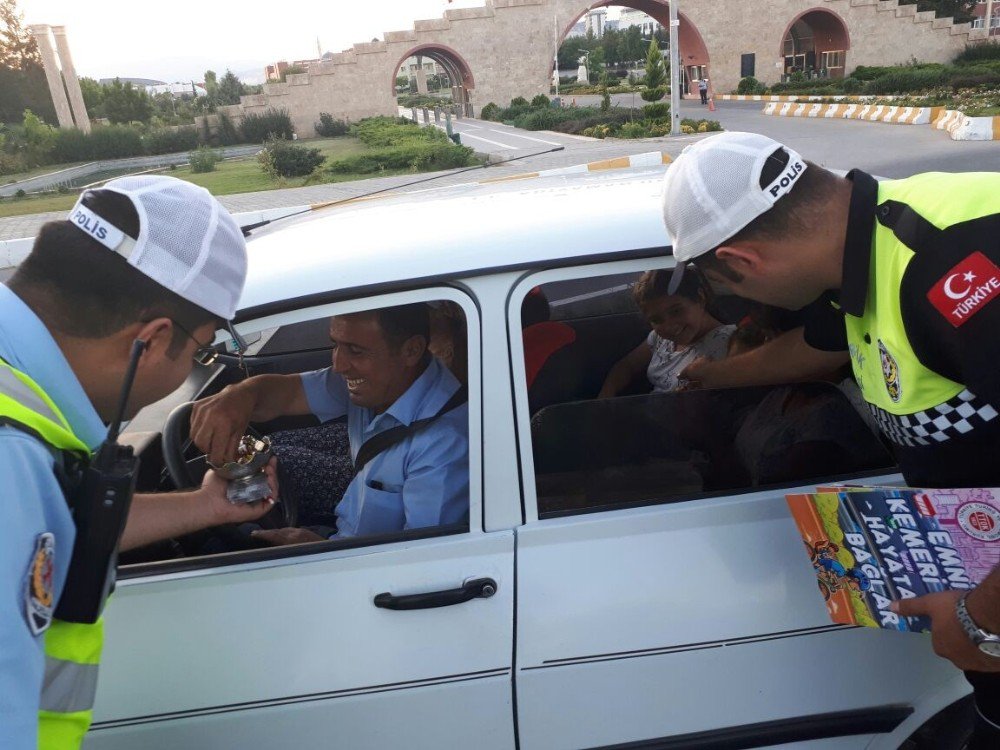 Trafik Polislerinden Sürücülere Kolonya Ve Şeker