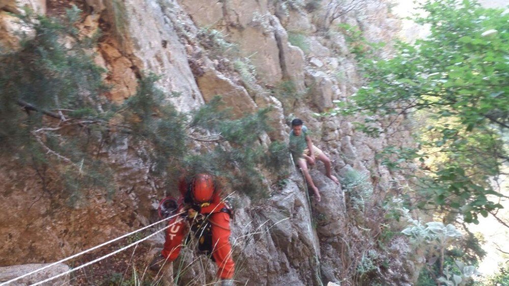 Kayalıklarda Mahsur Kalan 2 Genci Akut Kurtardı
