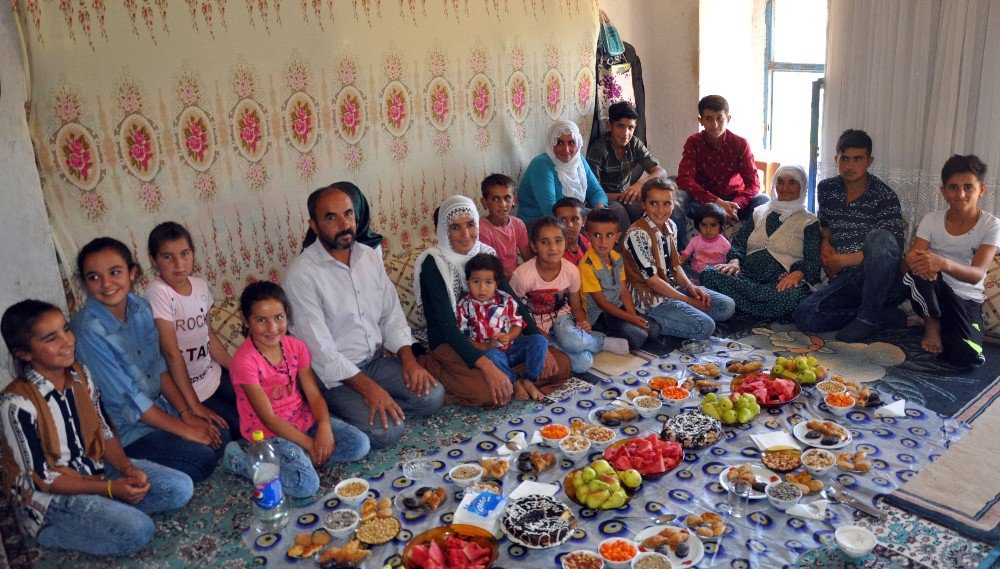 Midyat’ta 21 Çocuklu Ailenin Bayram Coşkusu