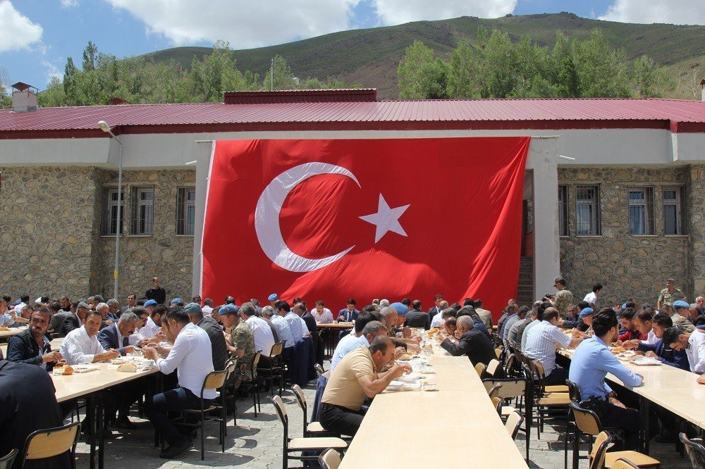 Başkale’de Emekli Olan Güvenlik Korucularına Veda Yemeği