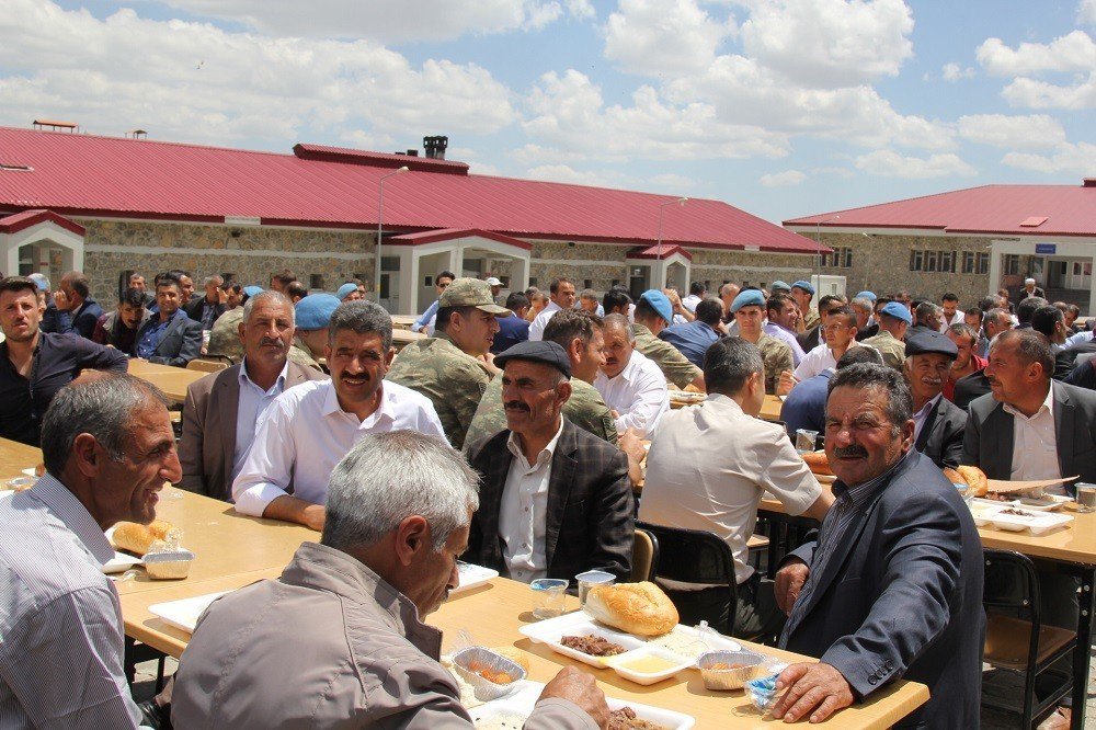 Başkale’de Emekli Olan Güvenlik Korucularına Veda Yemeği