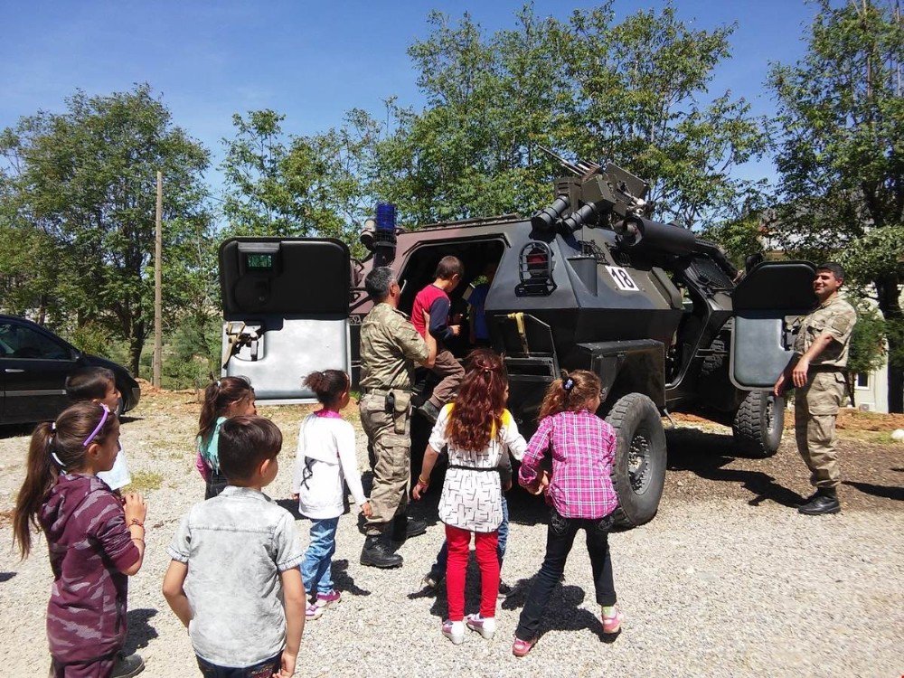 Çocuklara Polis Ve Jandarma Tanıtıldı