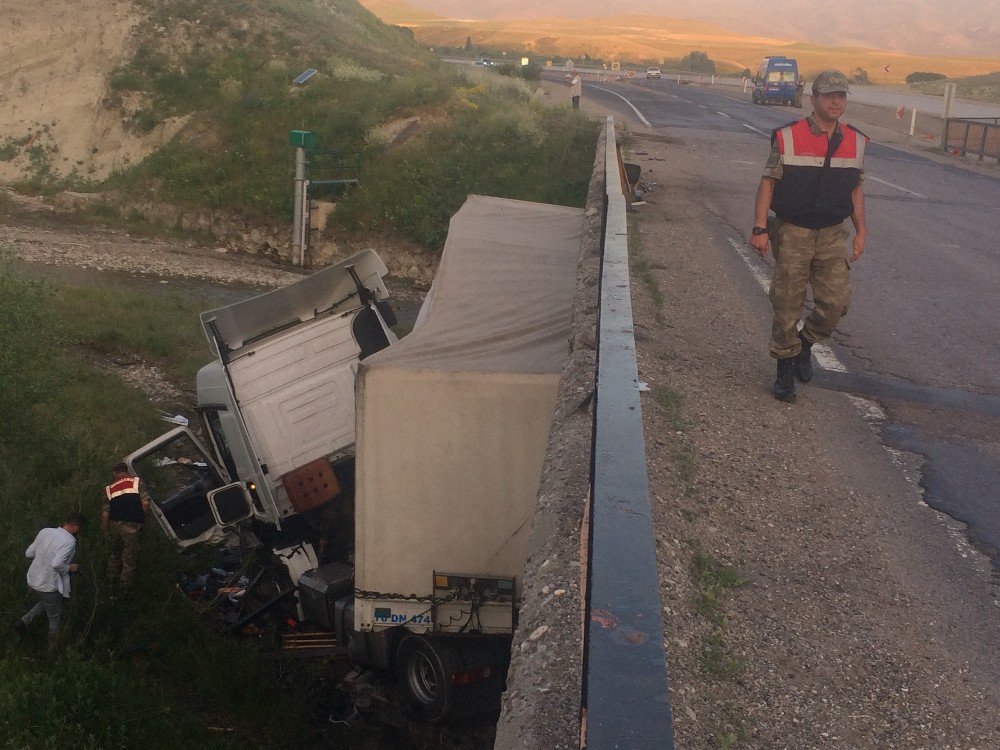 Erzurum’da Tır Köprüden Uçtu: 1 Yaralı