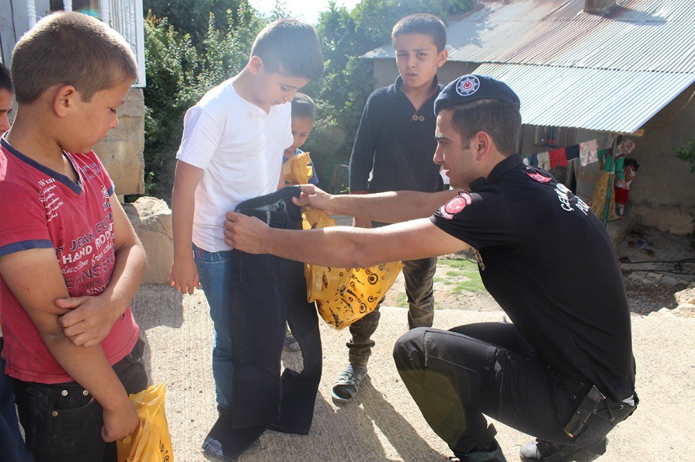 Hakkari Polisi Sınırdaki Çocukları Sevindirdi