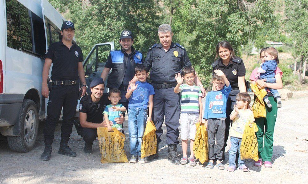 Hakkari Polisi Sınırdaki Çocukları Sevindirdi