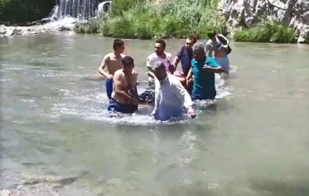 Borunun Üstünden Geçerken Suya Düşen Genç, Ölümden Döndü