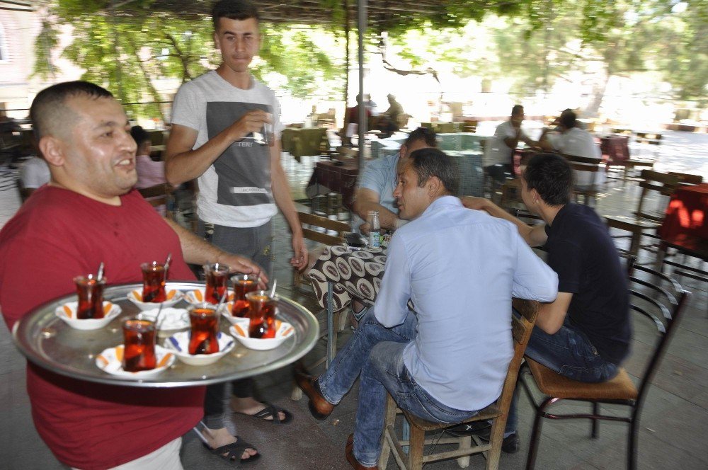 Bayramda Sıcaktan Bunalan Kahveci Çay Bahçesinin Havuzunda Serinliyor