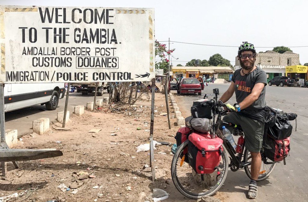 Afrika’yı Bisikletiyle Dolaşıyor