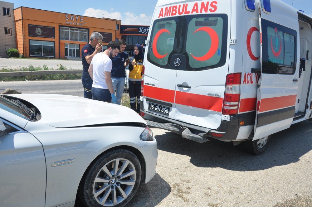 Yaralanan Yakınlarını Takip Ederken Ambulansa Çarptılar