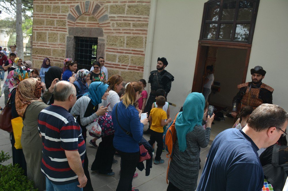 Ertuğrul Gazi Türbesi Bayramda Ziyaretçi Akınına Uğradı