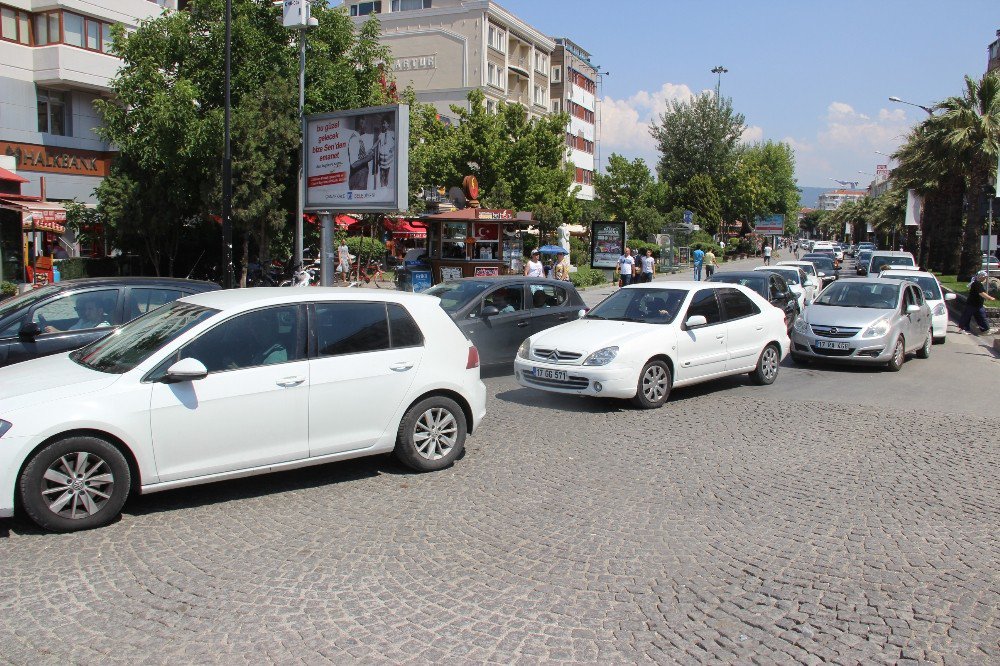 Çanakkale’de Bayram Sonrası Araç Kuyruğu Devam Ediyor