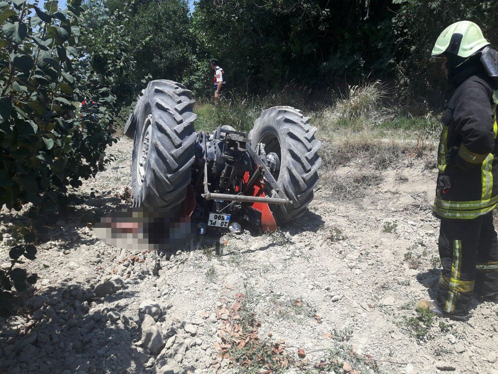 Tarlada Çift Sürerken Traktörün Altında Kaldı