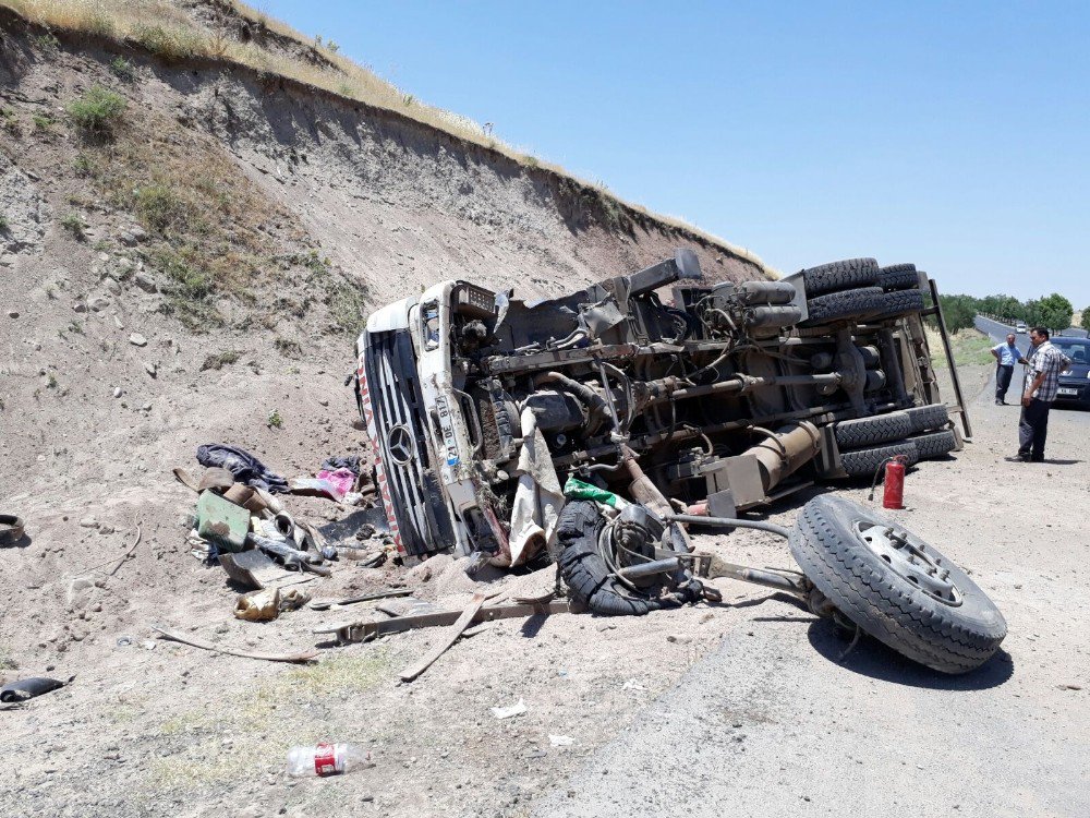 Virajı Alamayan Çekici Takla Attı: 2 Yaralı