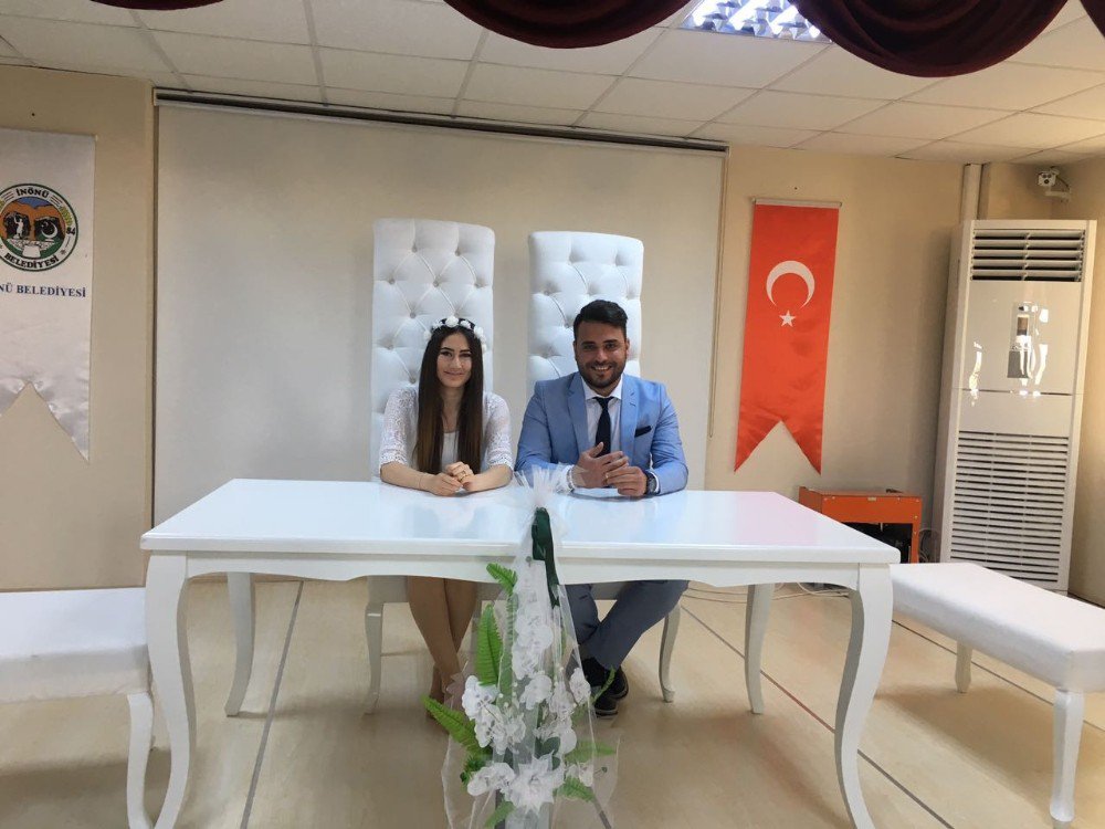 Heyecanlanan Damat, Gelin Yerine Nikah Şahidini Öptü