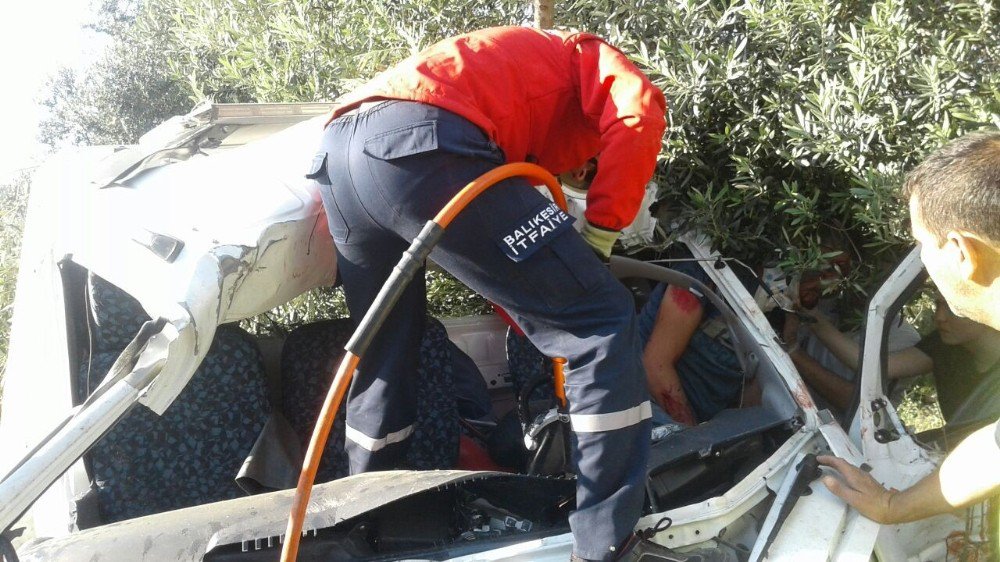 Zeytin Ağacını İkiye Bölen Çekici Tarlaya Uçtu: 1 Yaralı