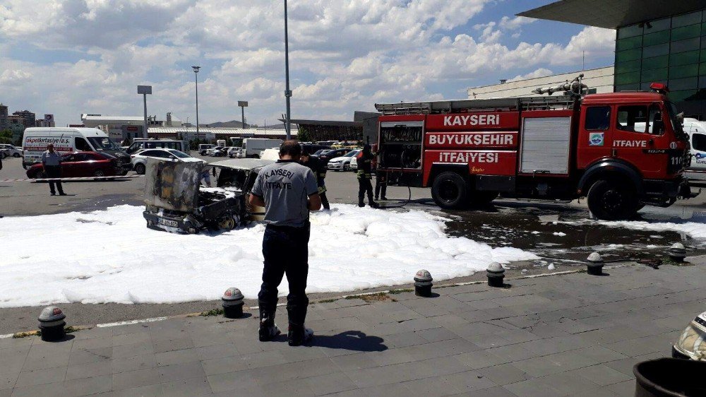 Otobüs Terminalinde Park Halindeki Otomobil Yandı